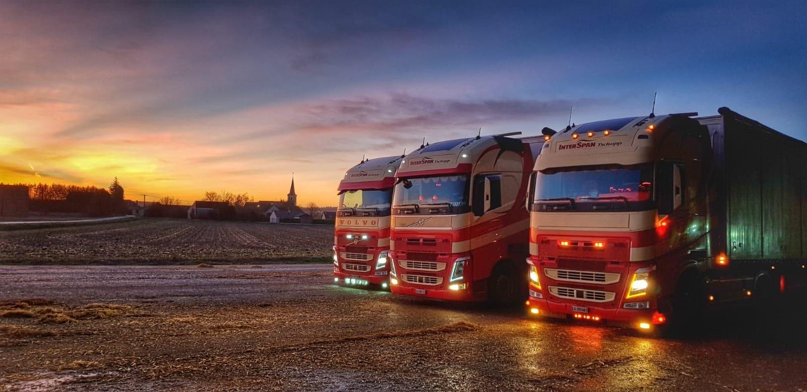 Die Flotte der Interspan Tschopp AG bei Sonnenaufgang in Buttisholz